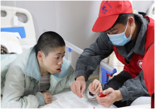  a片
雷锋社：陪伴脑瘫兄弟迎新年