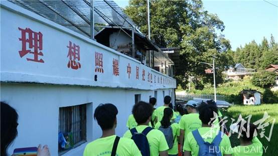 说明: a片
学子“三下乡”:传承红色基因 打通红色教育的最后一公里