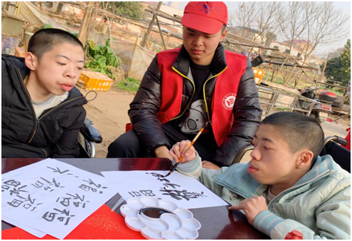  a片
雷锋社：陪伴脑瘫兄弟迎新年